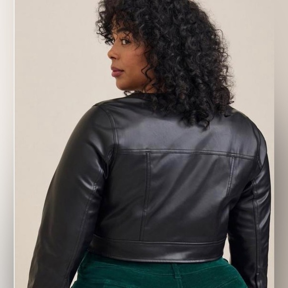 TORRID Sz 2 Soft Black Vegan Faux Leather Cropped Jacket No collar Full Zip EUC - Picture 3 of 11